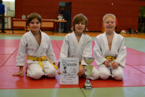 JSC U10 Judokids mit dem Siegerpokal