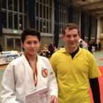 Wayan de Vries mit dem Trainer Rok Kosir